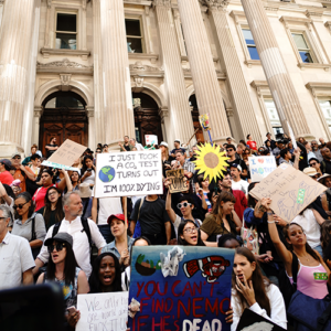 Protesterende jeugd tegen klimaatverandering op Earth Day